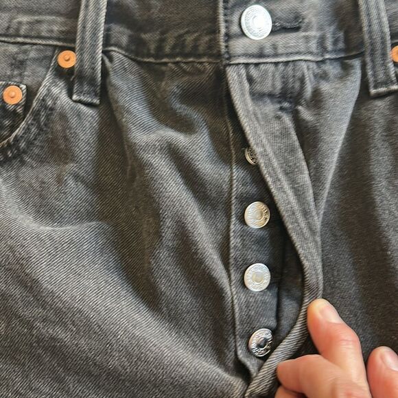 LEVI'S 501 ORIGINAL FIT HIGH RISE WOMEN'S SHORTS - BLACK, size 33, NWT - Picture 5 of 8